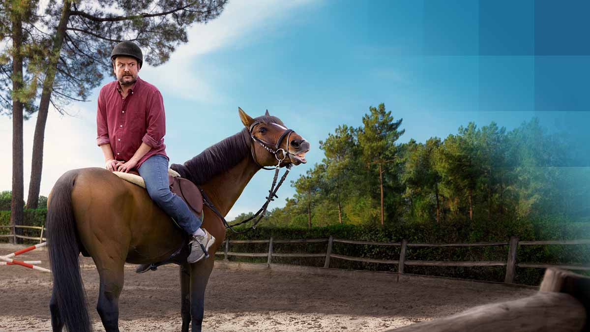 Mann sitzt rückwärts auf braunem Pferd – symbolische Darstellung der KPT Krankenkasse für Gesundheit und Prävention