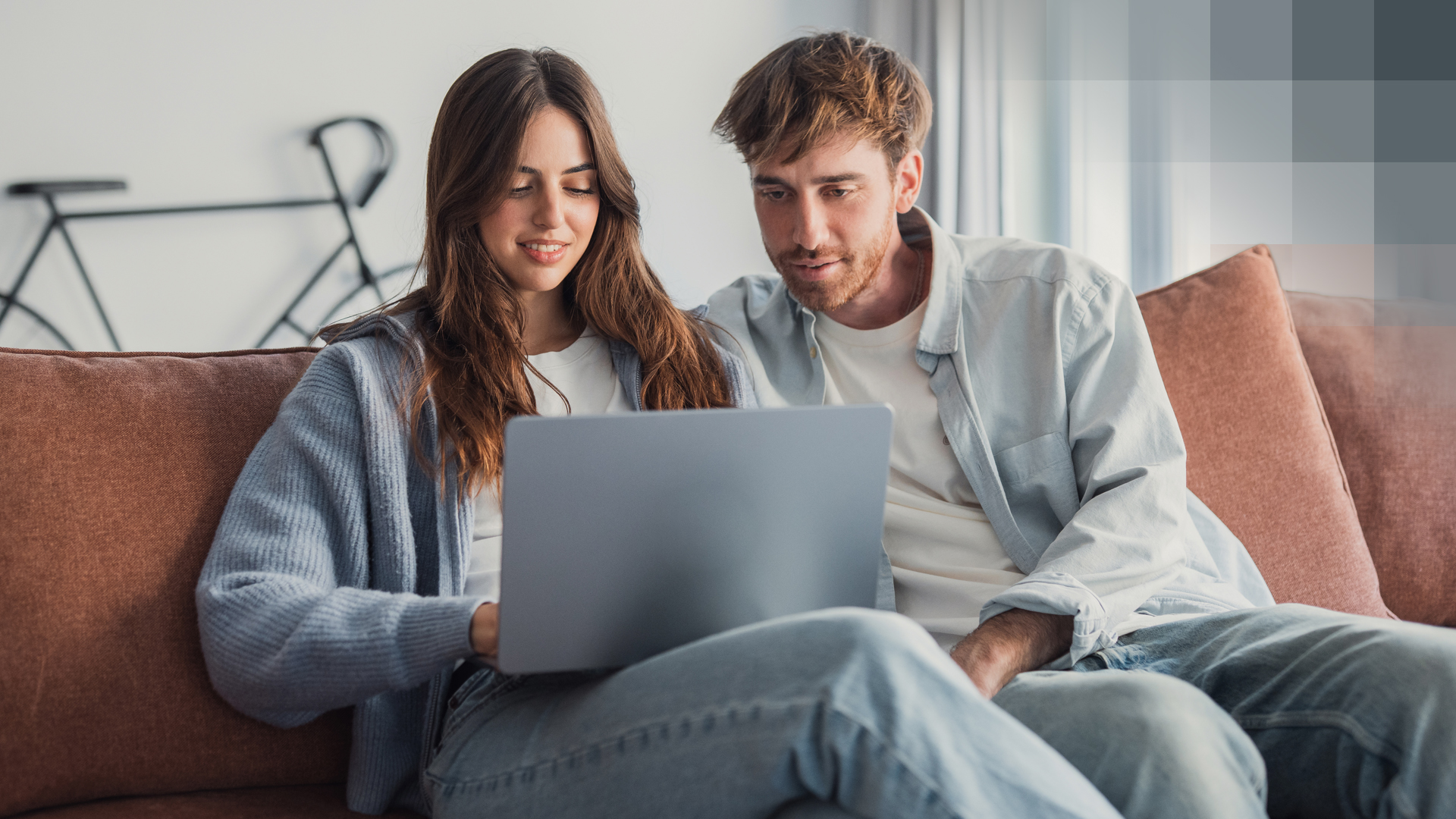 Ein Paar sucht am Laptop die billigste und günstigste Krankenkasse in der Schweiz