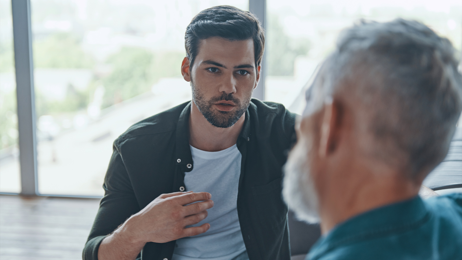 Un homme discute avec un médecin de la vasectomie.