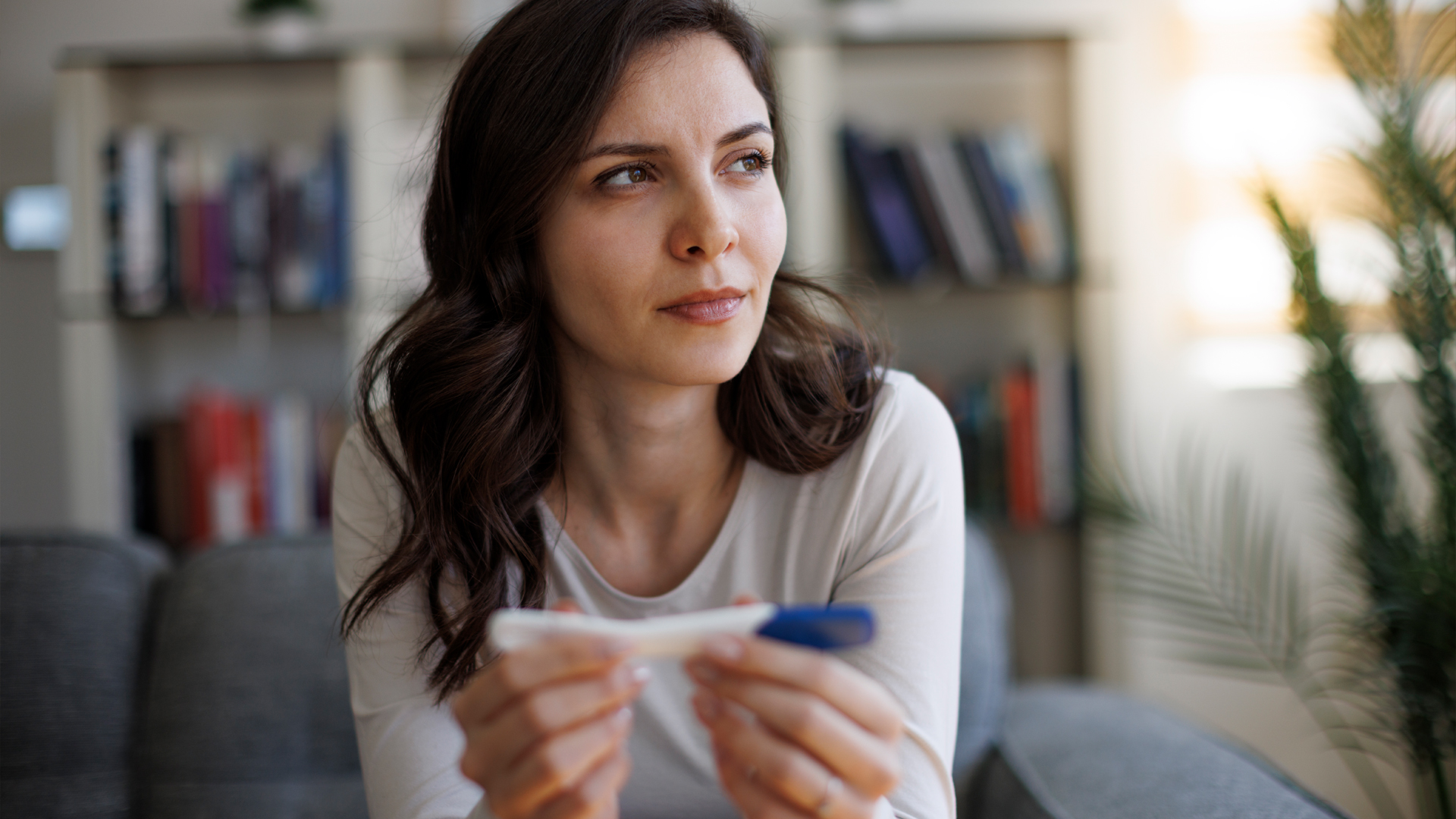 La fertilité des femmes aux différentes étapes de la vie – une femme tient un test de grossesse entre ses mains.