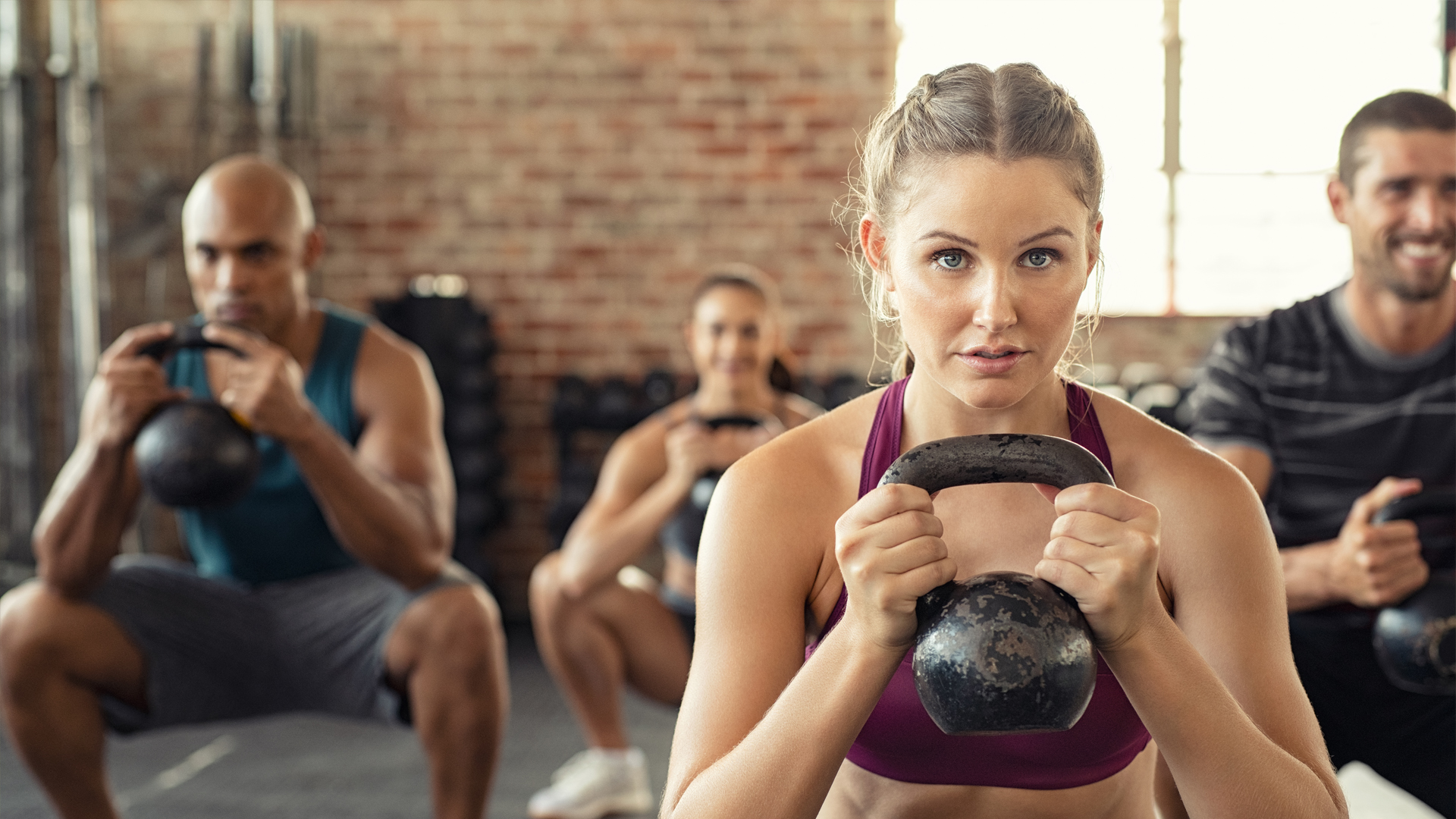 Des femmes et des hommes s’entraînent à la salle: découvrez ce que la caisse-maladie rembourse pour l’abonnement de fitness.