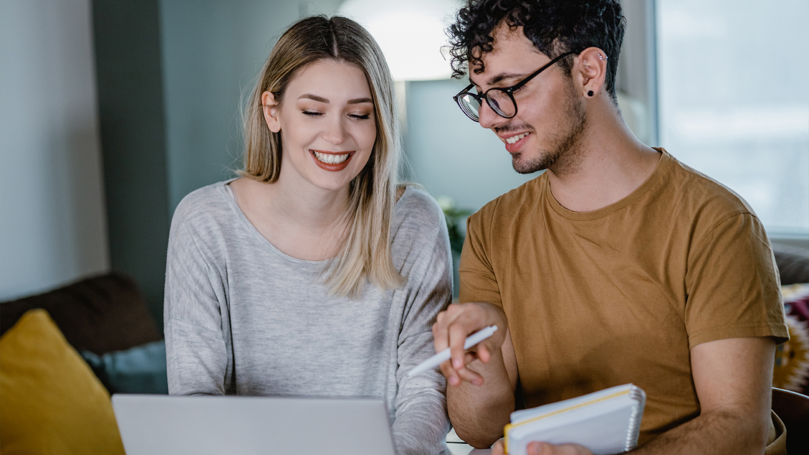 Un jeune couple s'informe du remboursement du laser oculaire par l'assurance maladie.